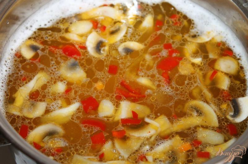 Фото приготовление рецепта: Сырный суп с вешенками и шампиньонами шаг №5