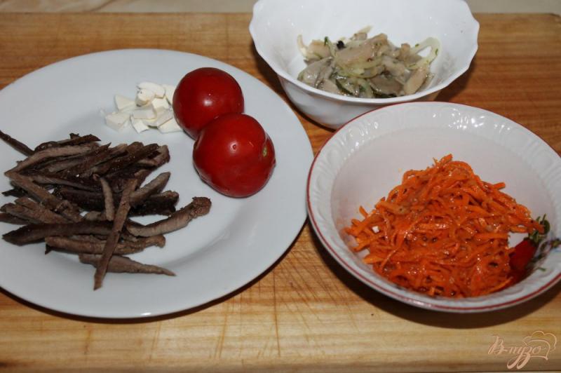Фото приготовление рецепта: Салат с маринованными грибами, мясом и помидорами шаг №1