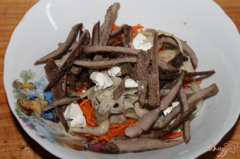 Фото приготовление рецепта: Салат с маринованными грибами, мясом и помидорами шаг №3