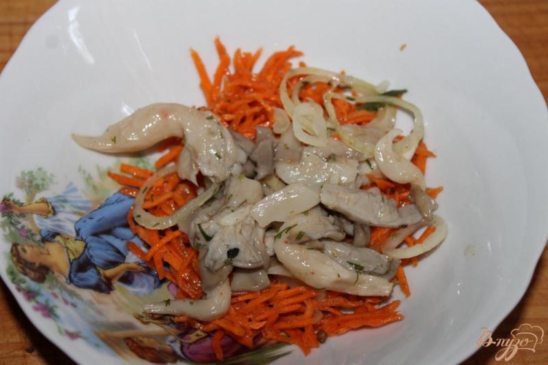 Фото приготовление рецепта: Салат с маринованными грибами, мясом и помидорами шаг №2