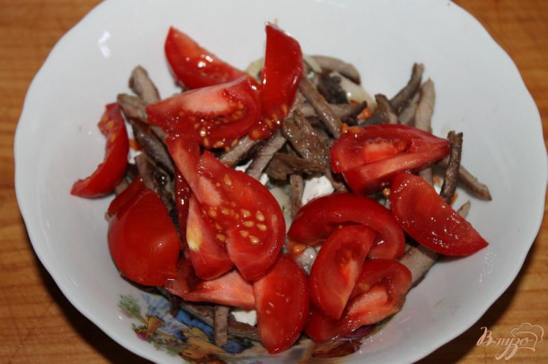 Фото приготовление рецепта: Салат с маринованными грибами, мясом и помидорами шаг №4