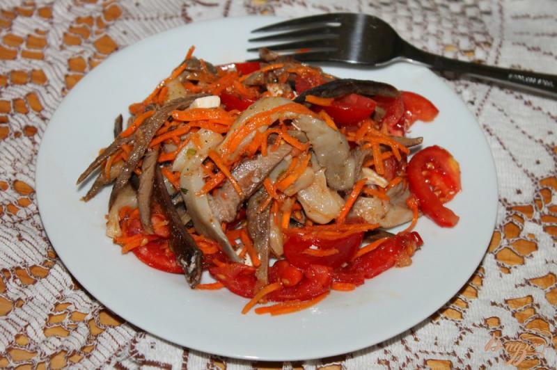 Фото приготовление рецепта: Салат с маринованными грибами, мясом и помидорами шаг №5