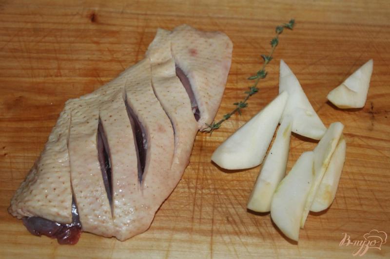 Фото приготовление рецепта: Сочная утиная грудка с грушами шаг №2