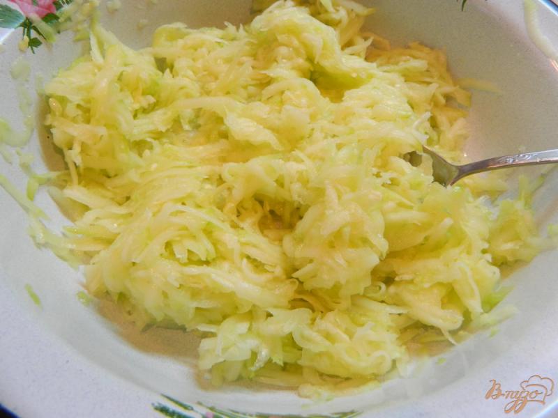 Фото приготовление рецепта: Оладьи  из кабачков с сыром и лимонным соусом шаг №1