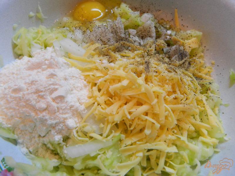 Фото приготовление рецепта: Оладьи  из кабачков с сыром и лимонным соусом шаг №2