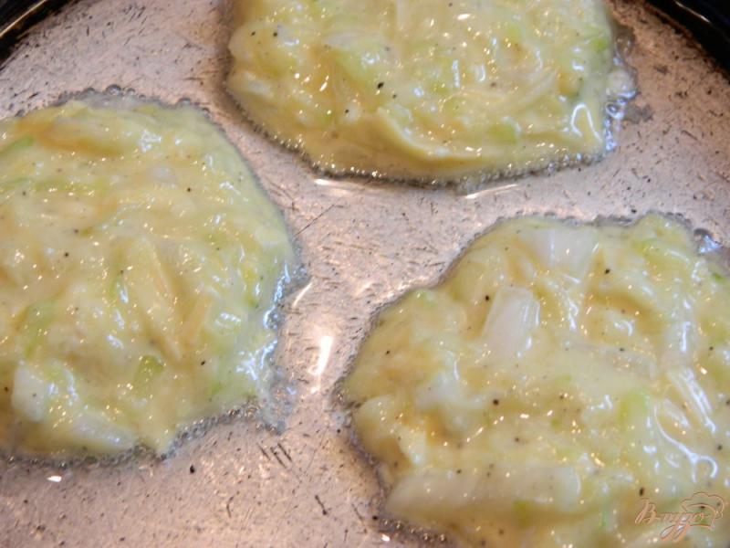 Фото приготовление рецепта: Оладьи  из кабачков с сыром и лимонным соусом шаг №3