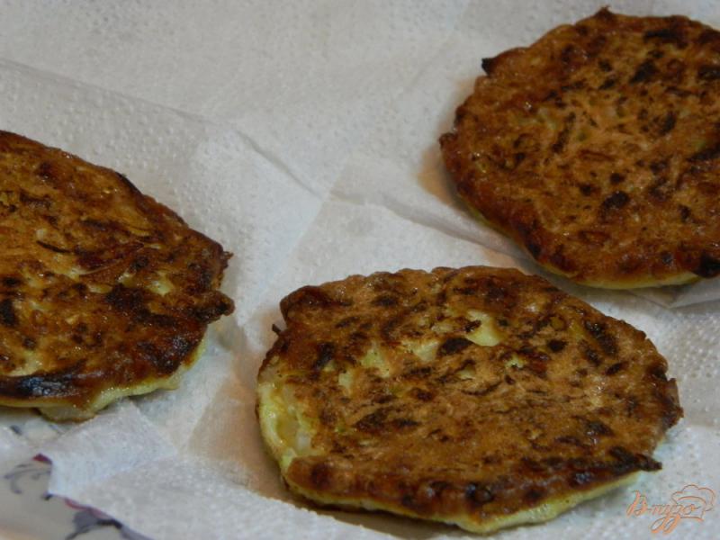 Фото приготовление рецепта: Оладьи  из кабачков с сыром и лимонным соусом шаг №4