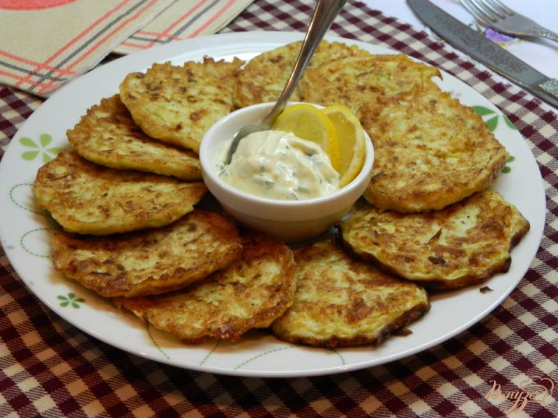 Фото приготовление рецепта: Оладьи  из кабачков с сыром и лимонным соусом шаг №7