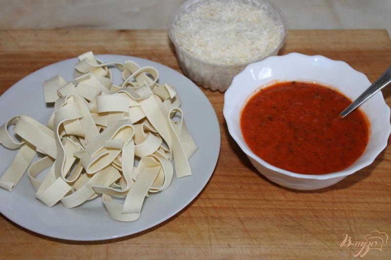Фото приготовление рецепта: Тальятелле с острым томатным соусом и сыром шаг №1