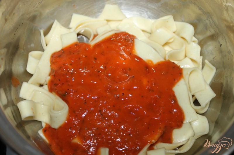 Фото приготовление рецепта: Тальятелле с острым томатным соусом и сыром шаг №3