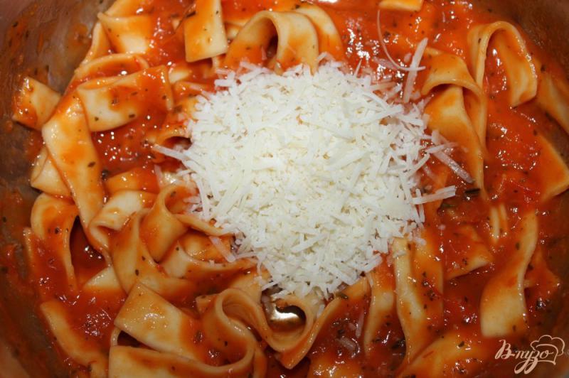 Фото приготовление рецепта: Тальятелле с острым томатным соусом и сыром шаг №4