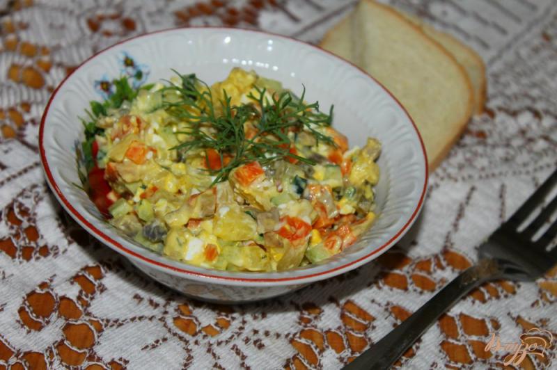 Фото приготовление рецепта: Салат с маринованными грибами, картофелем, яйцом и огурцом шаг №6