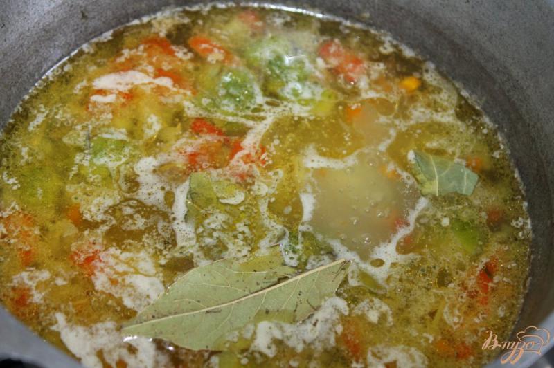 Фото приготовление рецепта: Картофельный суп с брокколи на бульоне шаг №5