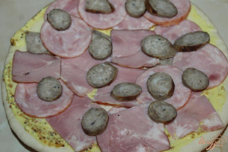 Фото приготовление рецепта: Мясная пицца с ветчиной и домашней колбасой шаг №3
