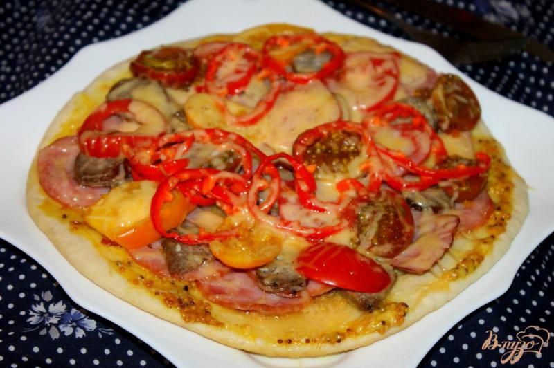 Фото приготовление рецепта: Мясная пицца с ветчиной и домашней колбасой шаг №6