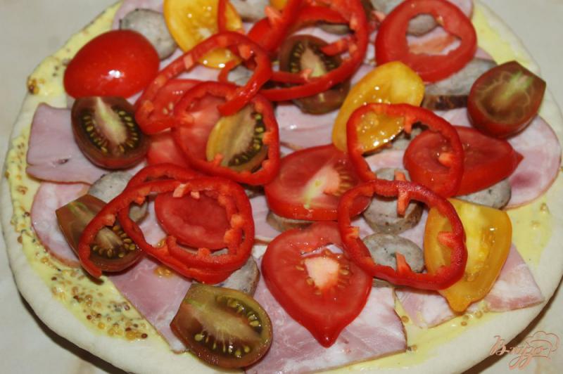 Фото приготовление рецепта: Мясная пицца с ветчиной и домашней колбасой шаг №4