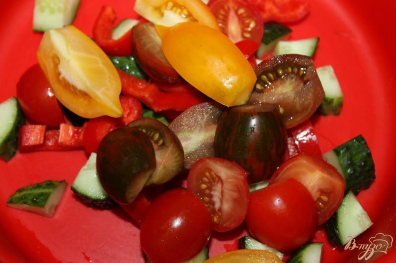 Фото приготовление рецепта: Салат с жареной телятиной, овощами и сыром Фета шаг №2