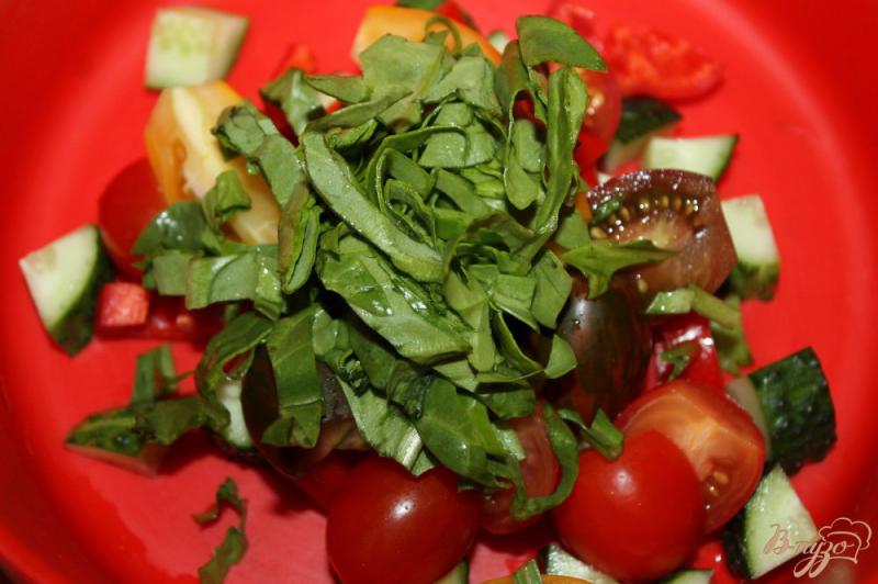 Фото приготовление рецепта: Салат с жареной телятиной, овощами и сыром Фета шаг №3