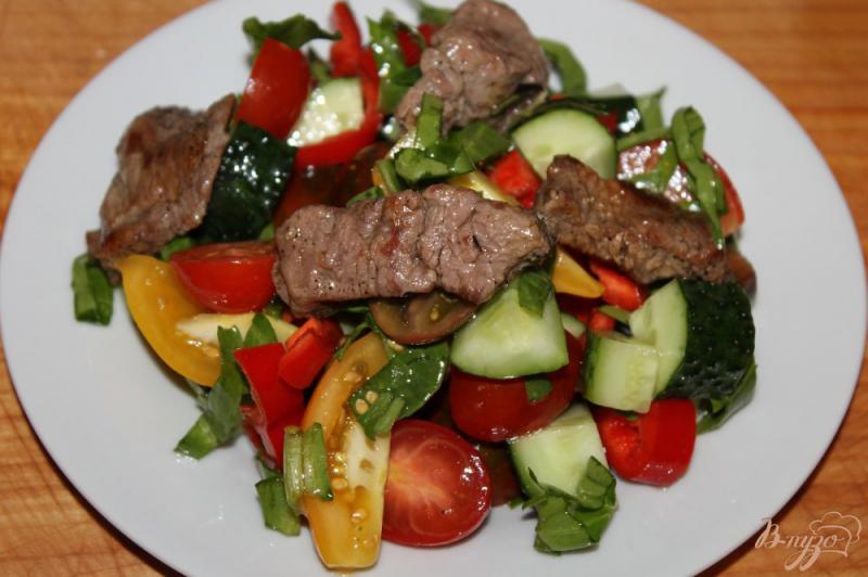 Фото приготовление рецепта: Салат с жареной телятиной, овощами и сыром Фета шаг №6