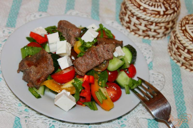 Фото приготовление рецепта: Салат с жареной телятиной, овощами и сыром Фета шаг №7