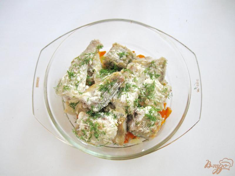 Фото приготовление рецепта: Минтай с овощами  запеченный в духовке шаг №7