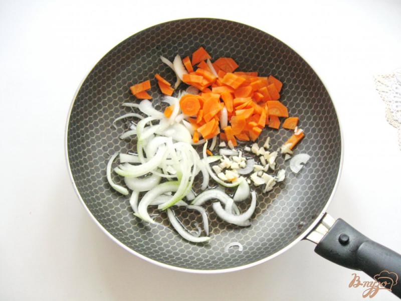 Фото приготовление рецепта: Минтай с овощами  запеченный в духовке шаг №3