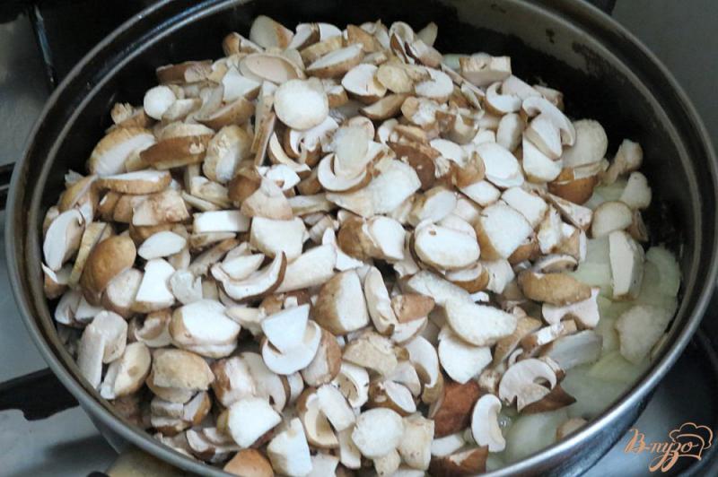 Фото приготовление рецепта: Соус с белыми грибами шаг №3