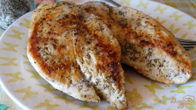 Фото приготовление рецепта: Курица жареная с итальянскими травами и лимоном шаг №4