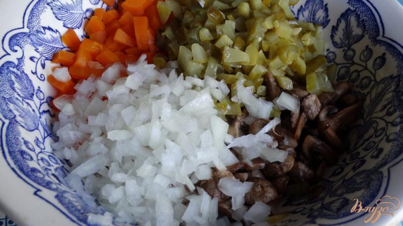 Фото приготовление рецепта: Салат с телятиной и шампиньонами шаг №3