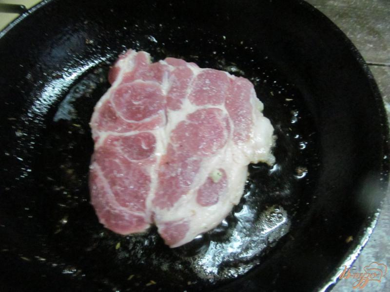 Фото приготовление рецепта: Свиной стейк с кисло-сладким салатом шаг №3