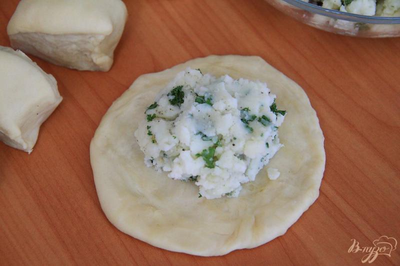 Фото приготовление рецепта: Алу паратха - индийские лепешки с картофелем и зеленью шаг №6
