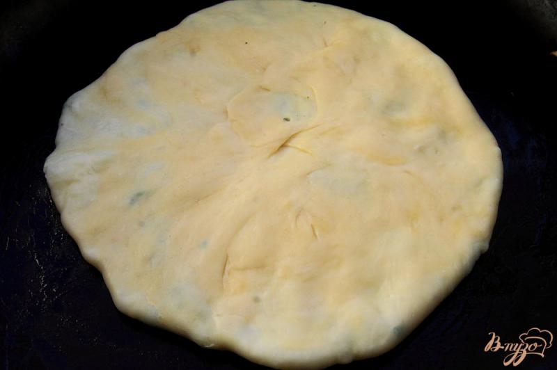 Фото приготовление рецепта: Алу паратха - индийские лепешки с картофелем и зеленью шаг №9