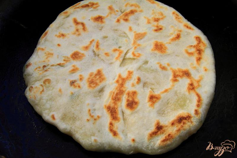 Фото приготовление рецепта: Алу паратха - индийские лепешки с картофелем и зеленью шаг №10