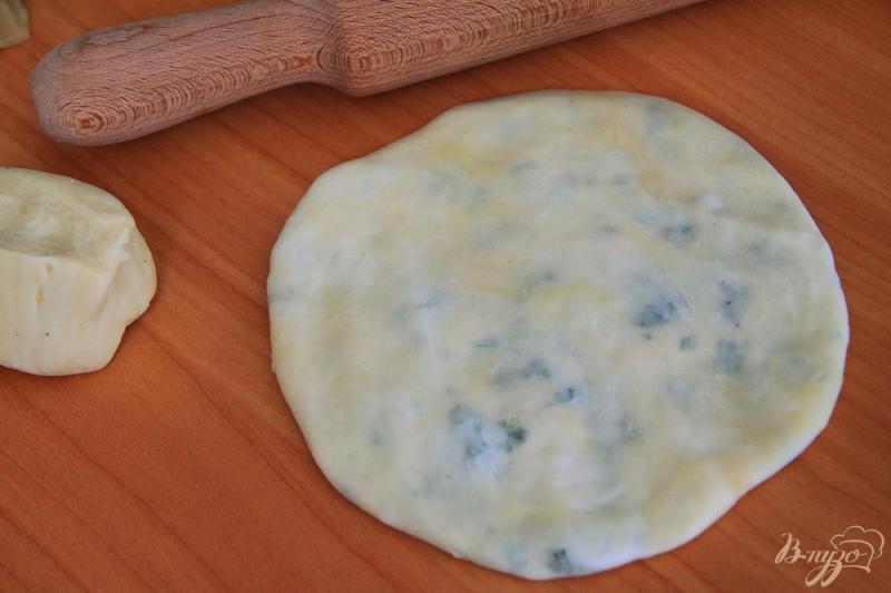 Фото приготовление рецепта: Алу паратха - индийские лепешки с картофелем и зеленью шаг №8