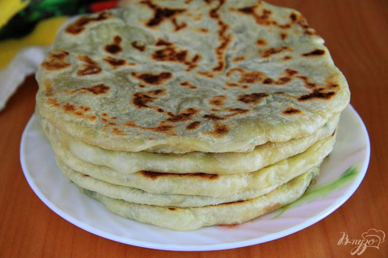 Фото приготовление рецепта: Алу паратха - индийские лепешки с картофелем и зеленью шаг №11