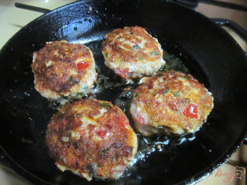 Фото приготовление рецепта: Свиные котлеты с томатами и сулугуни шаг №4