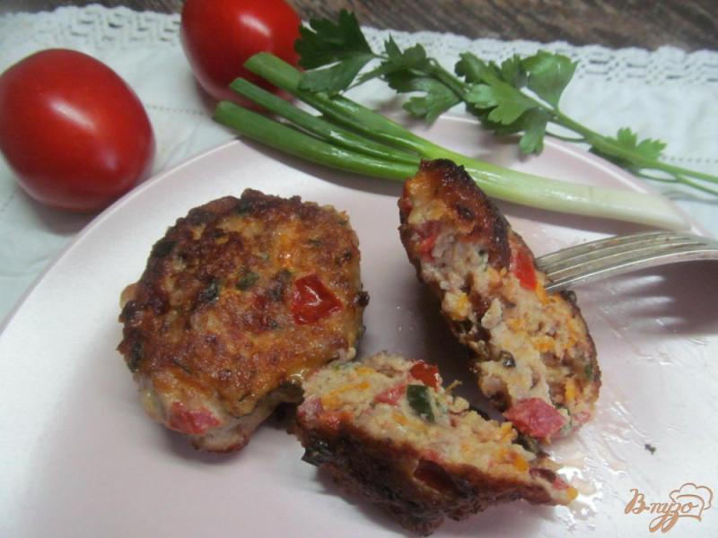 Фото приготовление рецепта: Свиные котлеты с томатами и сулугуни шаг №5