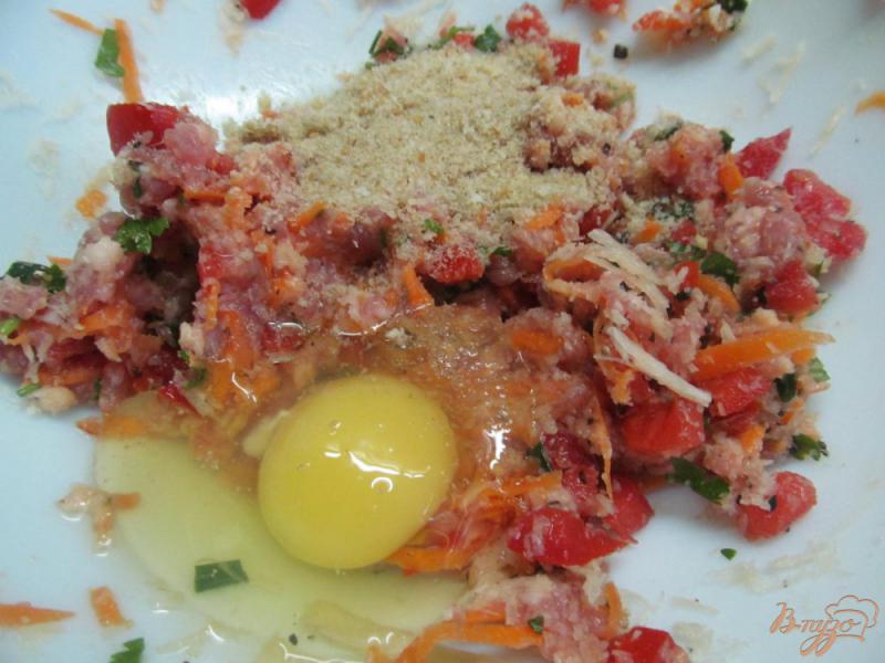 Фото приготовление рецепта: Свиные котлеты с томатами и сулугуни шаг №3