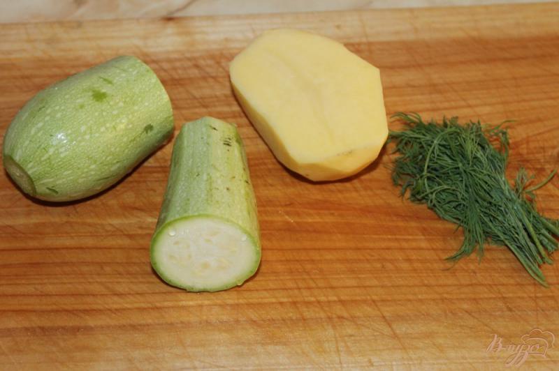 Фото приготовление рецепта: Кабачковые оладьи с картофелем и укропом шаг №1