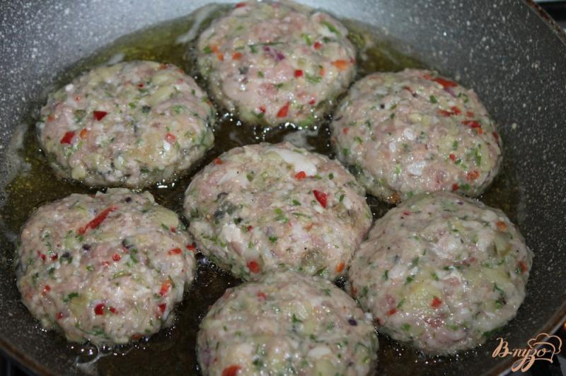 Фото приготовление рецепта: Котлеты из свинины с перцем чили и баклажаном шаг №6