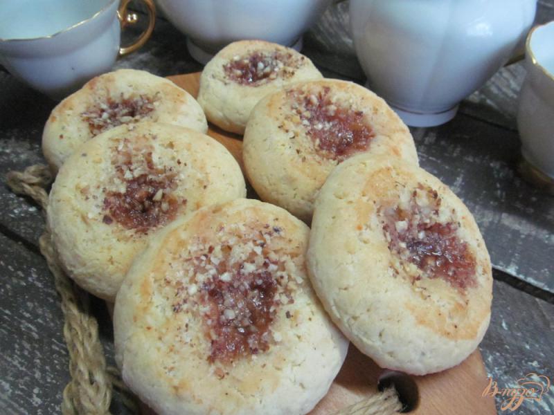 Фото приготовление рецепта: Арахисовое печенье с джемом шаг №7