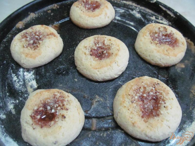 Фото приготовление рецепта: Арахисовое печенье с джемом шаг №6