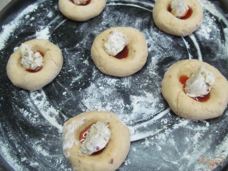 Фото приготовление рецепта: Арахисовое печенье с джемом шаг №5