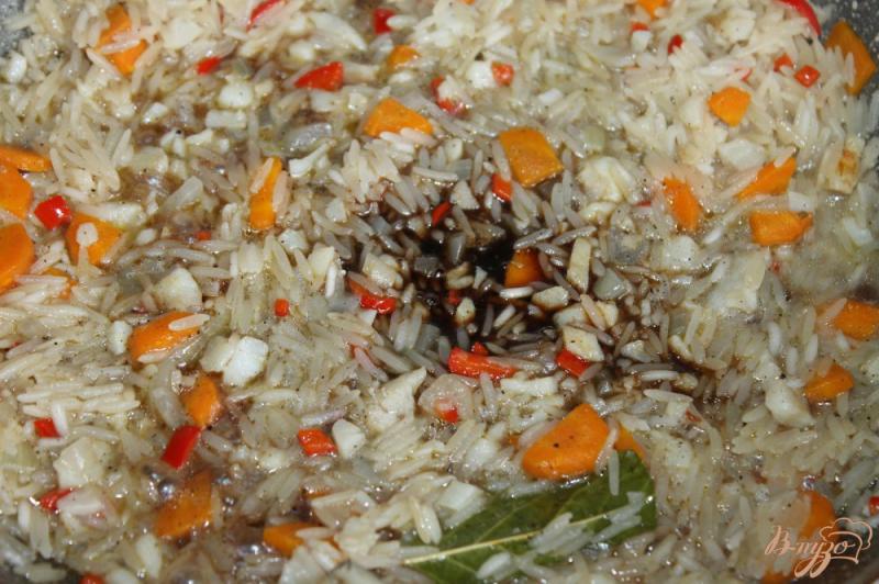 Фото приготовление рецепта: Рис в китайском стиле с рыбой шаг №7
