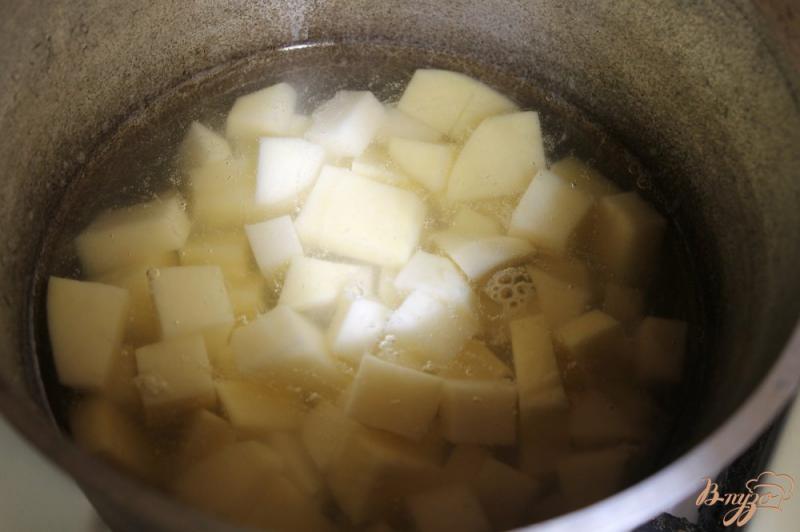 Фото приготовление рецепта: Картофельное пюре с укропом, чесноком и сливочным маслом шаг №2