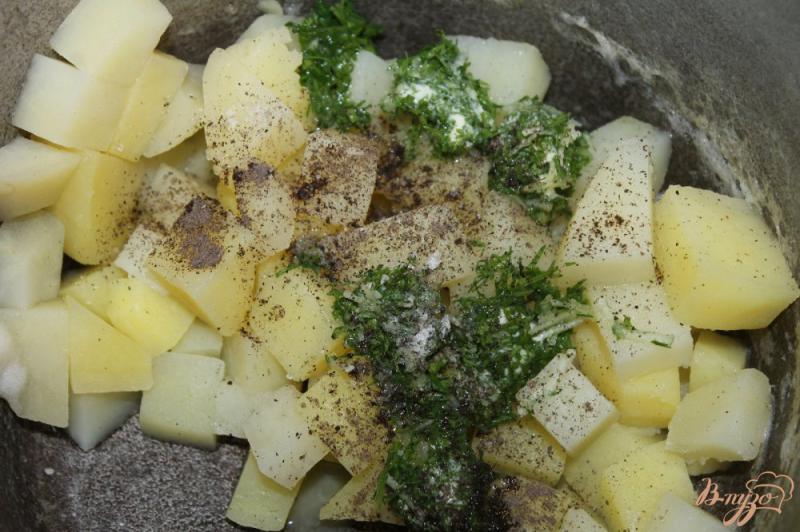 Фото приготовление рецепта: Картофельное пюре с укропом, чесноком и сливочным маслом шаг №5