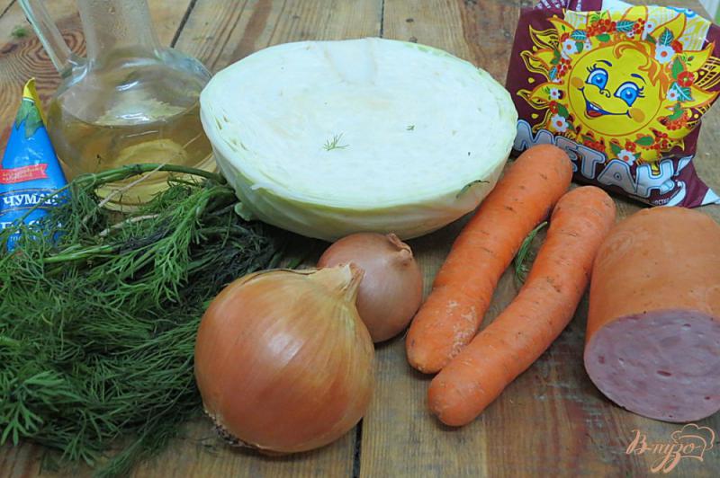 Фото приготовление рецепта: Капуста тушёная в томатно-сметанном соусе с колбасой шаг №1