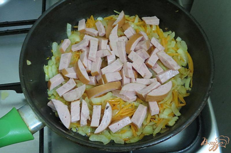 Фото приготовление рецепта: Капуста тушёная в томатно-сметанном соусе с колбасой шаг №4