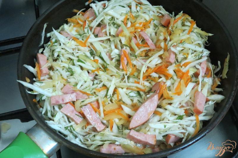 Фото приготовление рецепта: Капуста тушёная в томатно-сметанном соусе с колбасой шаг №7