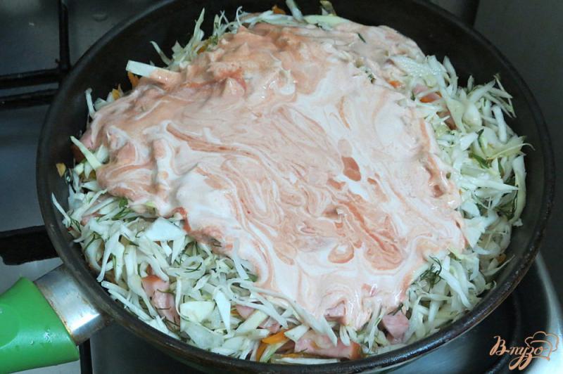 Фото приготовление рецепта: Капуста тушёная в томатно-сметанном соусе с колбасой шаг №9